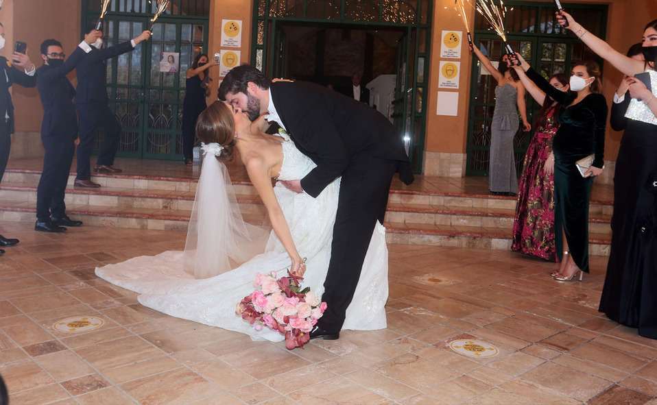 Anilú Vargas y Luis Alberto Villarreal sellaron su amor con un beso saliendo de la Parroquia Nuestra Señora Reina de los Ángeles / Fotos: Omar Valdez