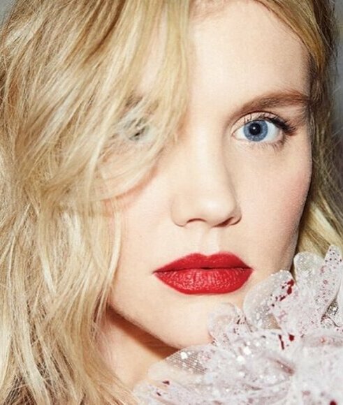 Desde labios rojos hasta románticas sombras rosas, estos son los mejores looks de maquillaje para recrear en San Valentín 2021.