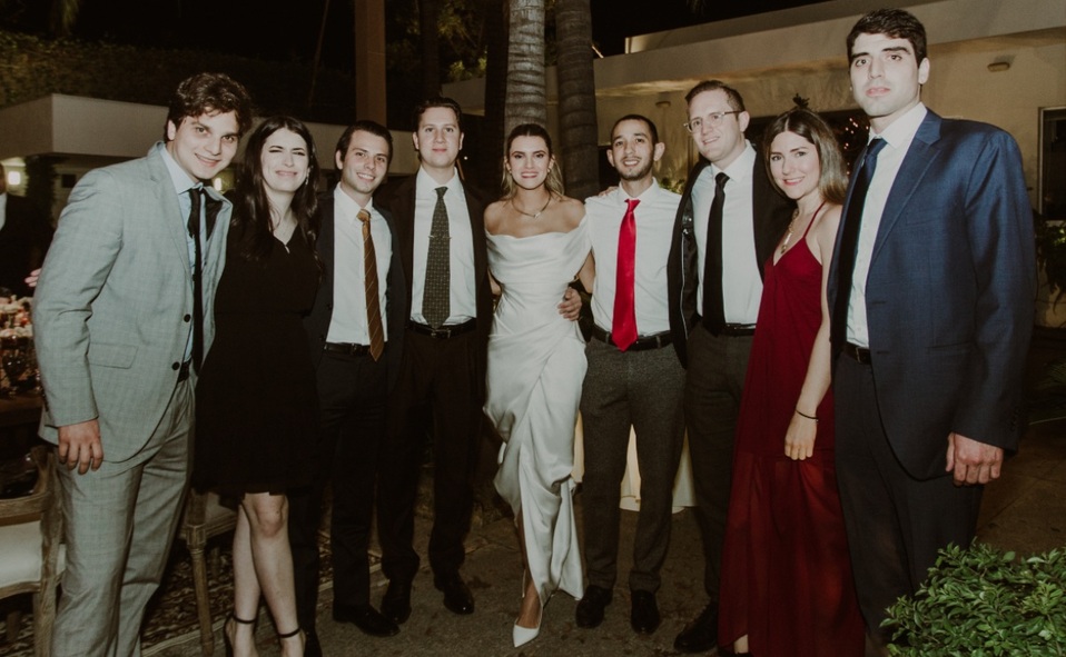 Los novios junto a un grupo de amigos / Foto: Daniela Villarreal
