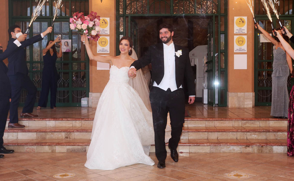 Los recién casados celebrando con sus seres queridos al salir de la ceremonia religiosa / Fotos: Omar Valdez