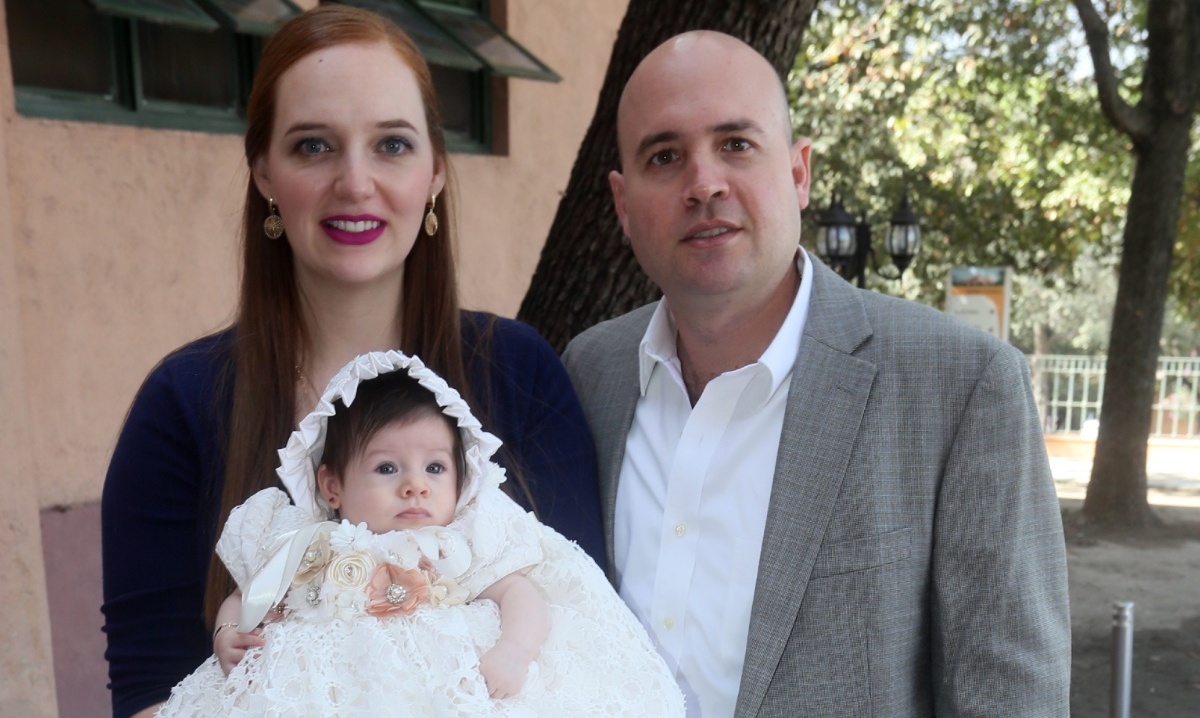 Alessandra junto a sus padrinos Cristina González y Leonel Santos / Foto: Omar Valdez