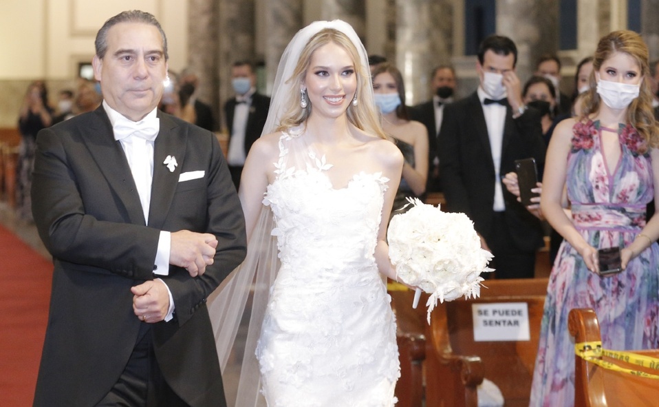 Lorena Garza entrando a la iglesia del brazo de su papá / Foto: Daniel Saldívar