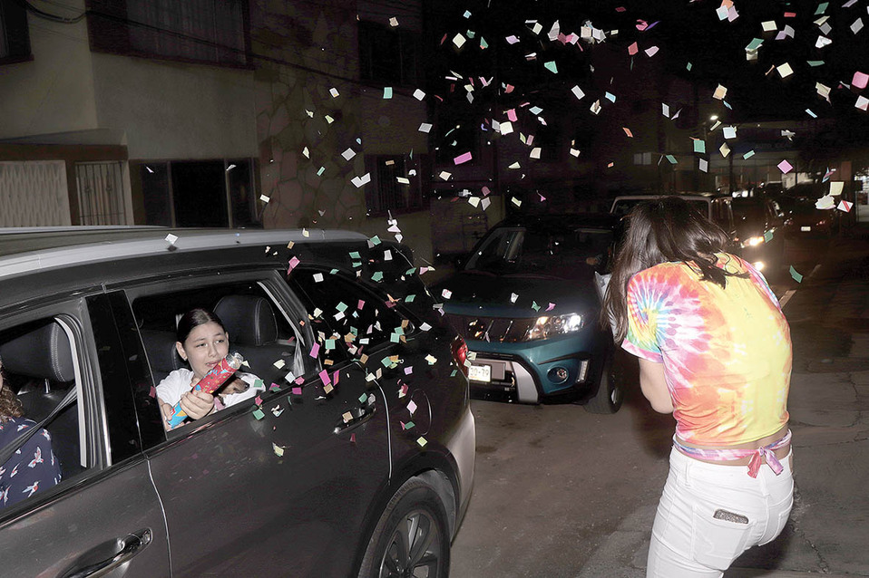 Los invitados sorprendieron a la cumpleañera / Fotos: Dennis Hernández