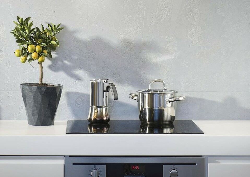 ACABADOS Si vas a renovar la cocina, apuesta por la inducción, que, al usar campos electromagnéticos, es mucho más eficiente que la vitrocerámica.