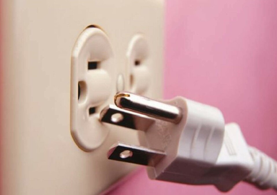 Consumen energía incluso cuando están apagados, así que desenchufa tus aparatos electrónicos si no los estás usando.