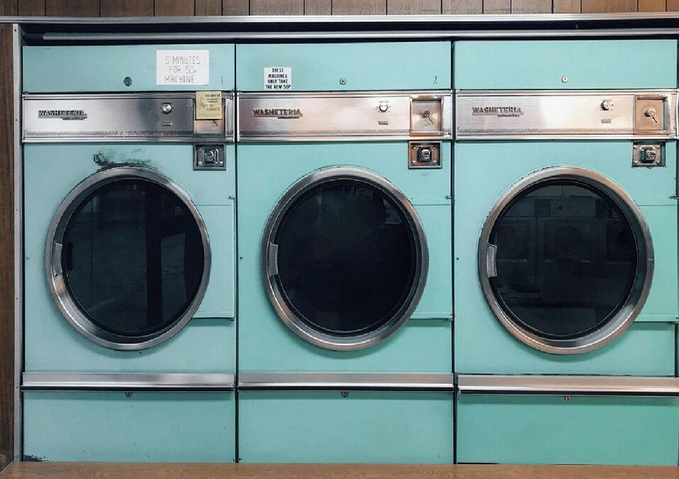 Utiliza detergentes biodegradables para lavar tu ropa y procura completar una carga grande de prendas en cada ocasión