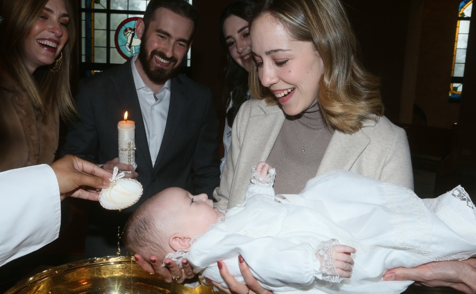 La pequeña junto a sus papás y padrinos / Foto: Omar Valdez