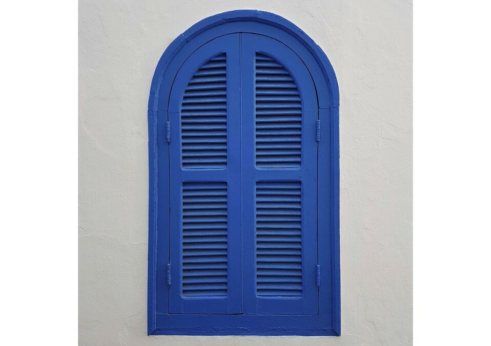Antes de dormir cierra las persianas o cortinas, esto para aislar mejor tu casa.