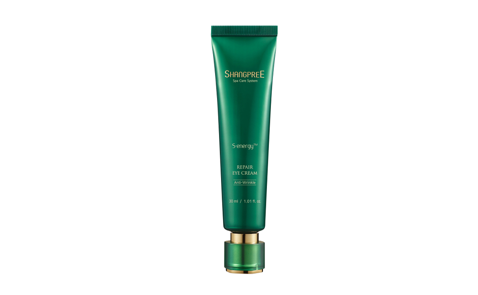 El contorno de ojos S-energy eye cream de Shangpree estimula la producción de colágeno para una mirada más fresca.