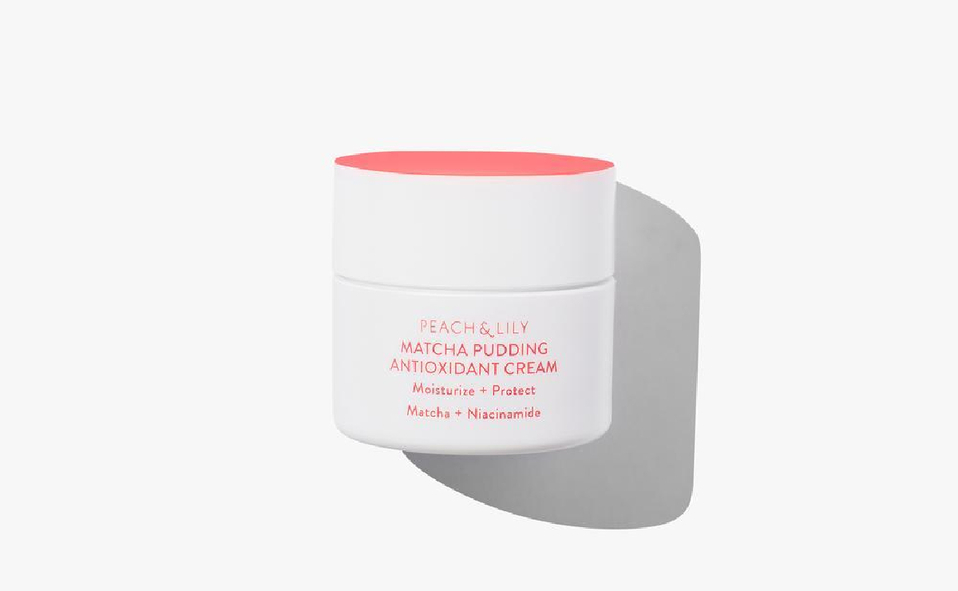 La crema antioxidante Matcha Pudding de Peach & Lily crea una barrera que detiene los signos del envejecimiento.