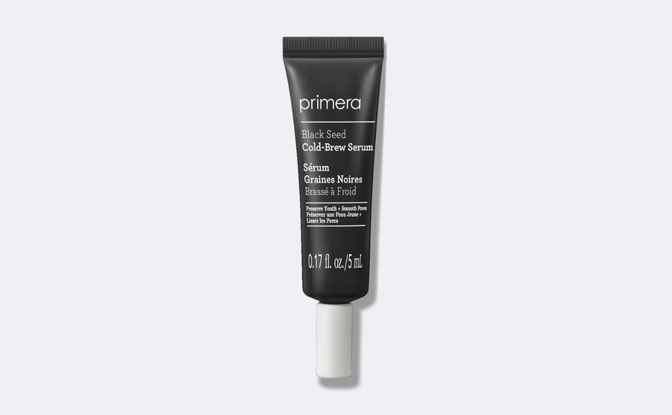 El suero Cold-Brew Black Seed de Primera mejora la elasticidad y firmeza de la piel mientras reduce la apariencia de poros abiertos.