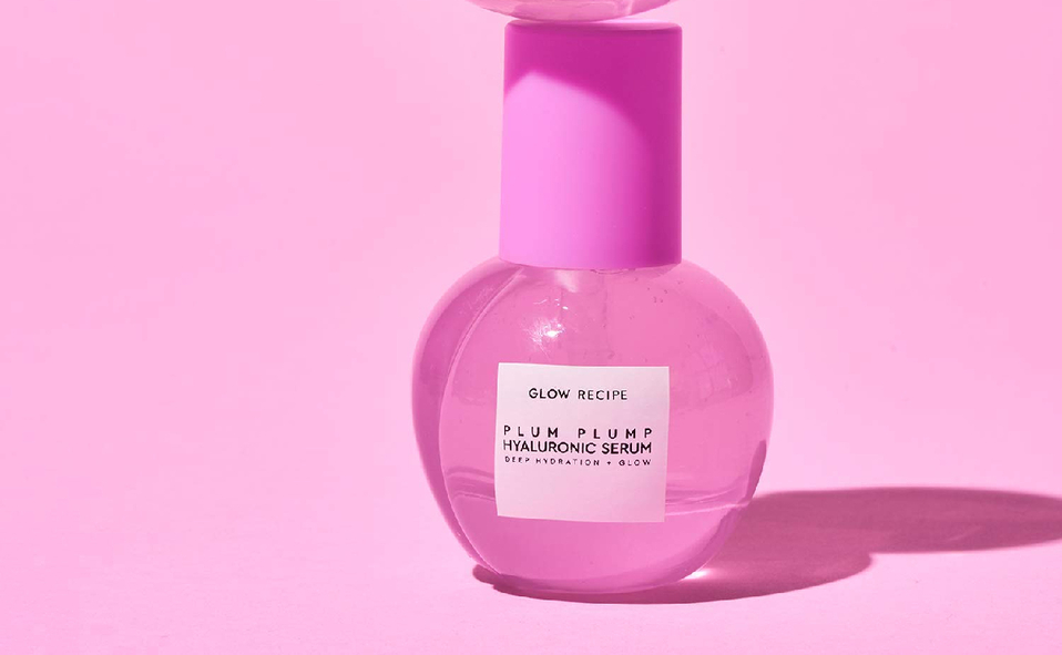 El suero de ácido hialurónico de Plum Plump hidrata, rejuvenece, mejora la elasticidad y combate las finas líneas de expresión.