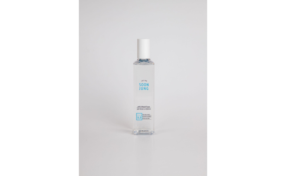 El tónico Soon Jung de Etude House calma y alivia la piel dañada e irritada mientras la hidrata por todo el día.