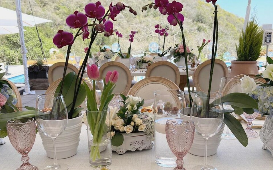 Flores de Las Floralias, vajilla y cristalería de Table Top y drinks Laguna Lounge / Foto: Mau Santos