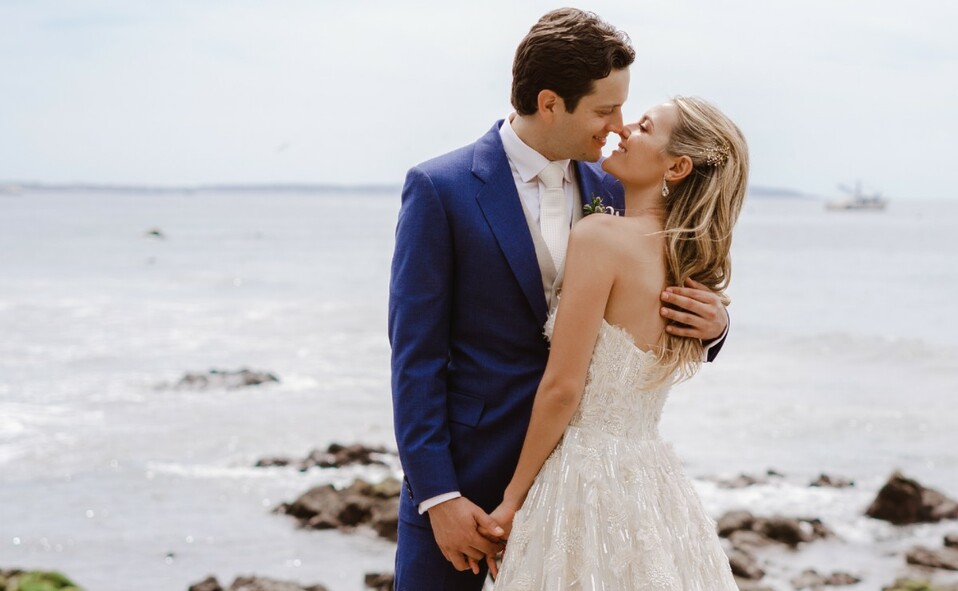 Eduardo y Cordelia se dieron el sí a la orilla del mar. FOTO: MERAKI WEDDINGS