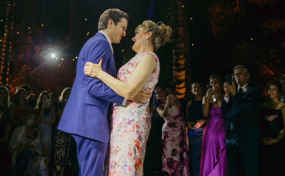 Eduardo y su mamá conmovieron con Wind Beneath my Wings.FOTO: MERAKI WEDDINGS