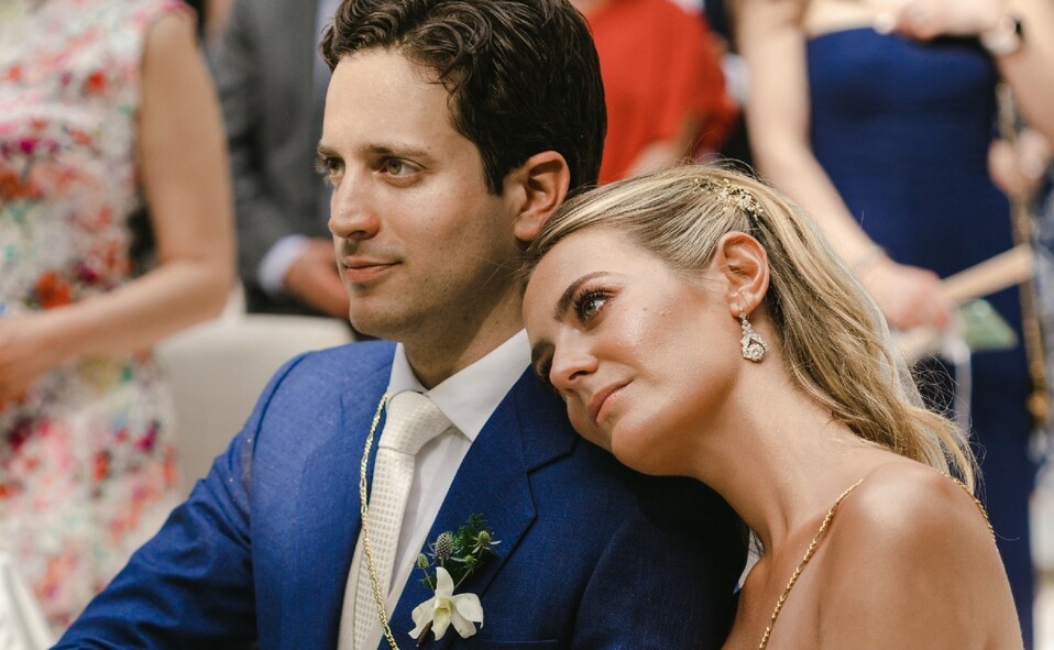 Los ahora esposos escuharon atentos la celebración religiosa. FOTO: MERAKI WEDDINGS