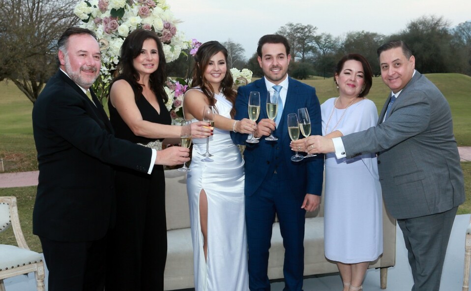 Tras firmar el acta, la pareja brindó con sus familias. FOTO: OMAR VALDEZ