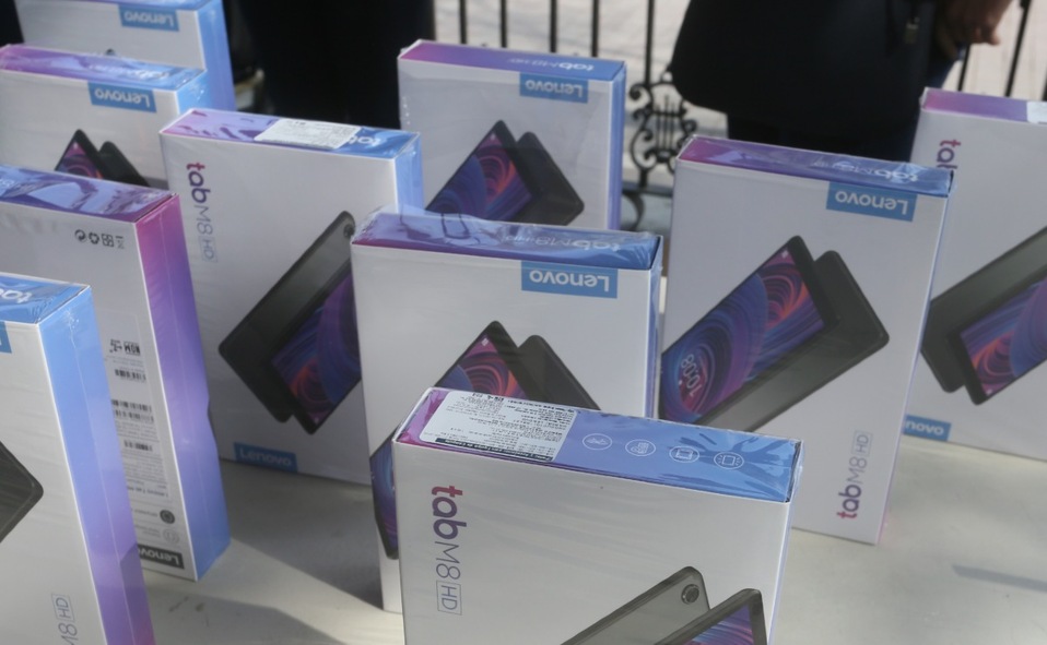 Las tablets se entregaron a los estudiantes en el Kiosco de San Pedro/ Foto: Omar Valdez