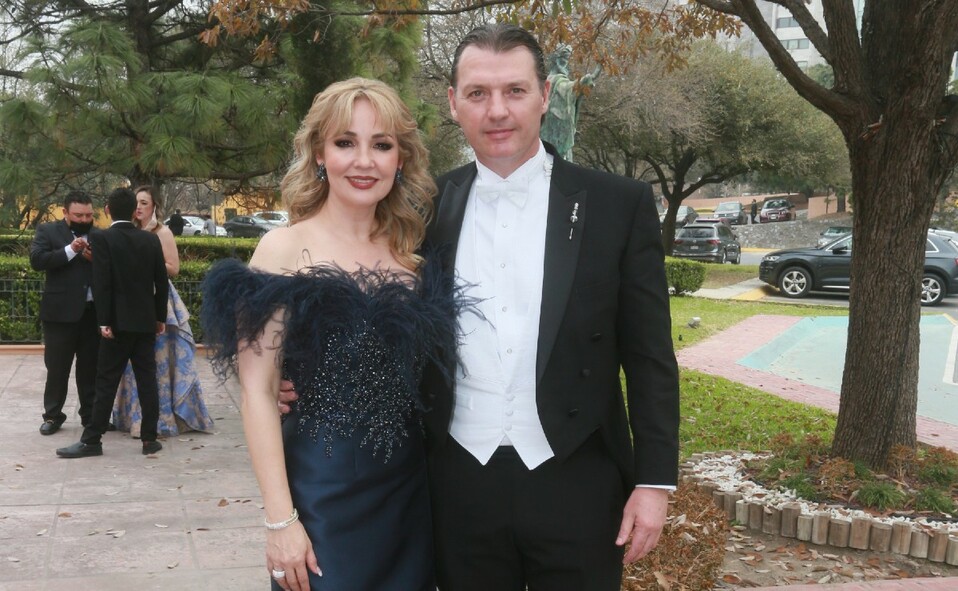 Katia Graza de Cantú y Mario Cantú, papás del novio. FOTO: OMAR VALDEZ