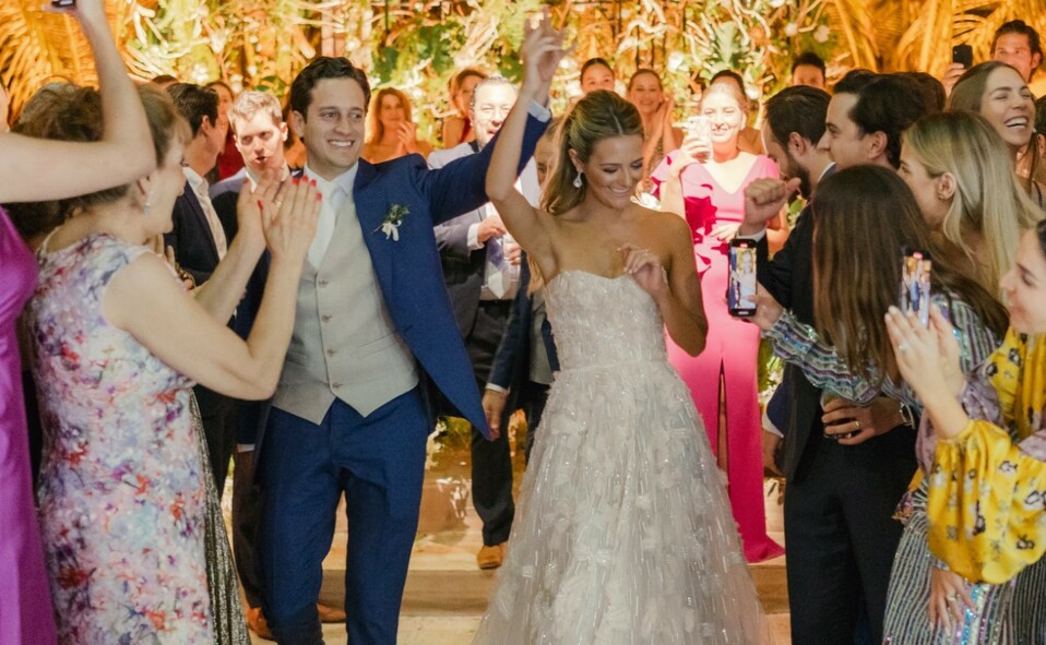 La pareja eligió Happy Together como su canción. FOTO: MERAKI WEDDINGS