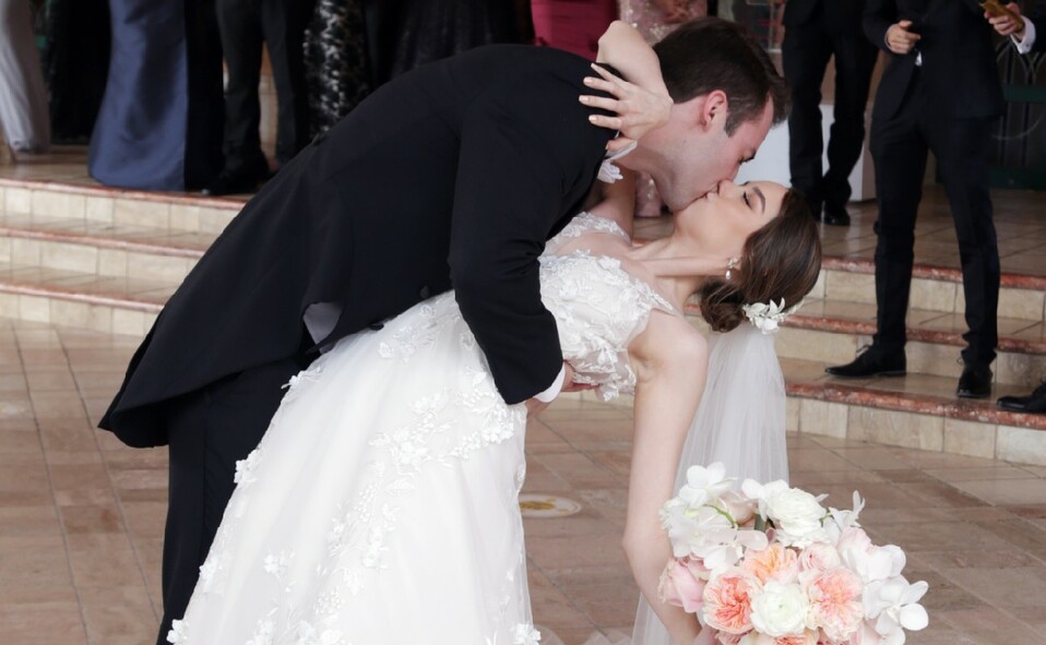La pareja selló su compromiso con un beso. FOTO: OMAR VALDEZ