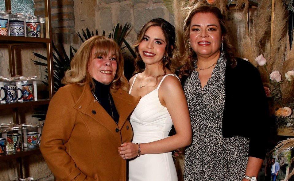 Organizadoras de la despedida. Russe Del Peral, Russe Villarreal y Gloria Martínez de García / Foto: Antonio Mireles