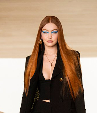 Gigi Hadid en la pasarela de Versace (Foto: Versace.com).