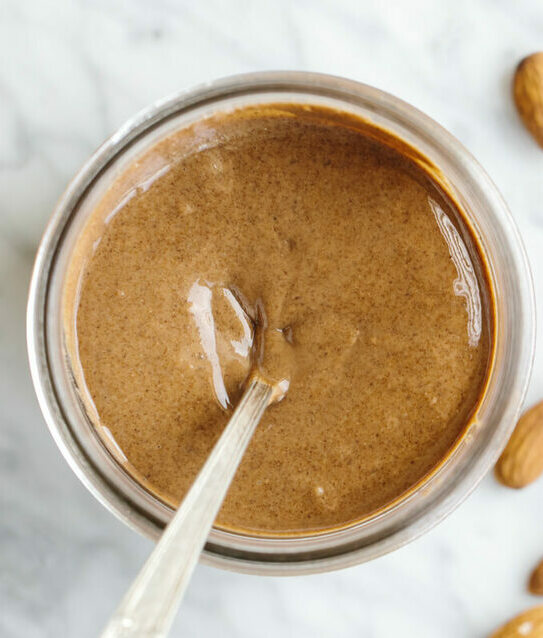 Aprende a preparar tu propia crema de almendras con esta receta fácil y rápida.