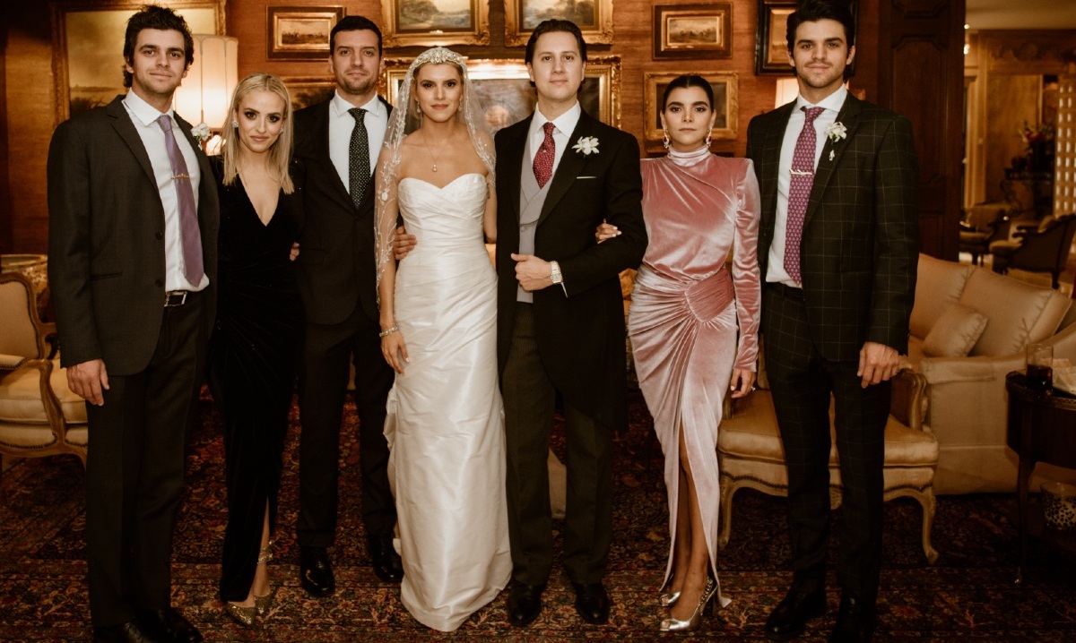La pareja junto a los hermanos de la novia / Foto: Pbicharaphoto