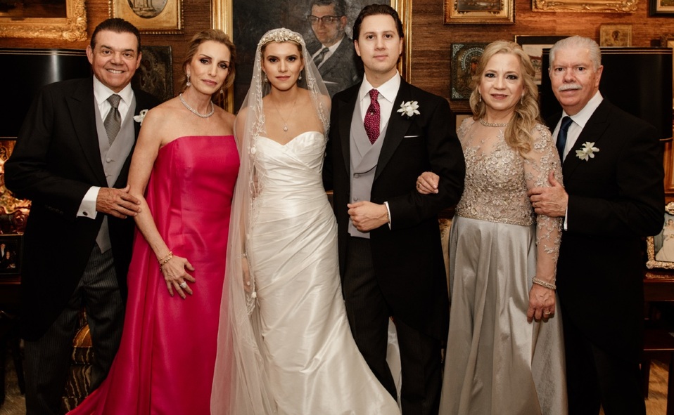 Los novios junto a sus papás Carlos Rubio, Gachy Calderón de Rubio, Nora Guerrero de Chacón y Javier Chacón / Foto: Pbicharaphoto