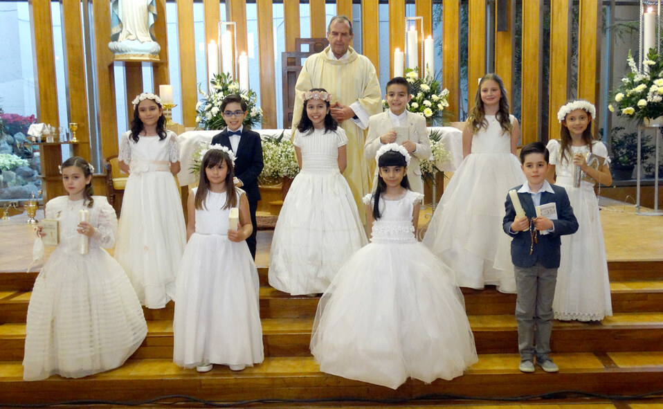 Padre Carlos, Mía, Santiago, Analí, Lalo, Hanna, Valeria, Camila, Sara, Romina y Federico