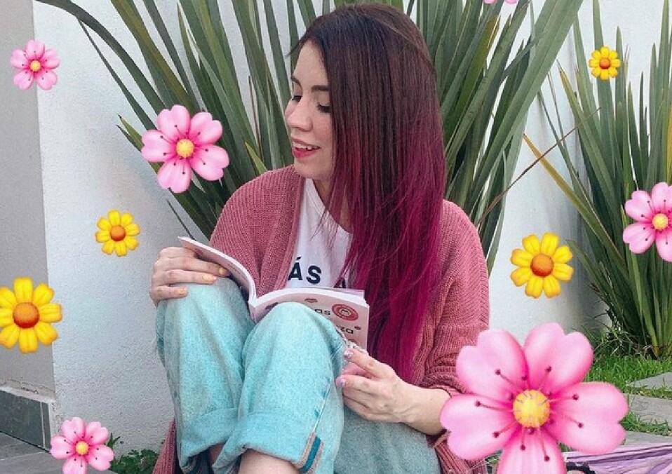 Clau read books