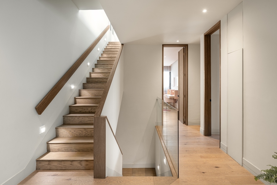 Las habitaciones se ubican en el segundo nivel y se conectan por medio de un pasillo volado. (Fotografía: The Raws).