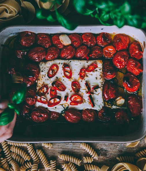 El jitomate Cherry, la pasta y el queso feta son los protagonistas de este sencillo platillo. Foto: Instagram Jenni Häyrinen