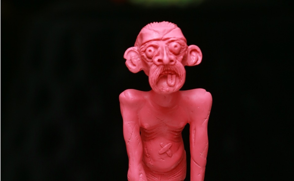 Figura anormal con cabezas intercambiables (rosa), de Dr. Lakra / Foto: Omar Valdez