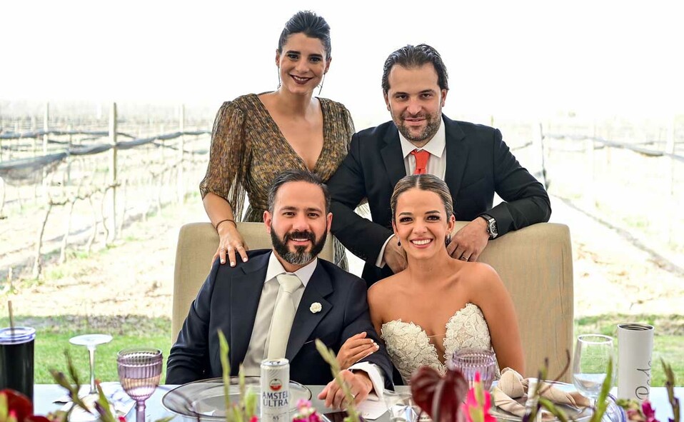 Valeria Canavati de Domene y Rodrigo Domene junto a los novios / Fotos: Rafa Ibáñez
