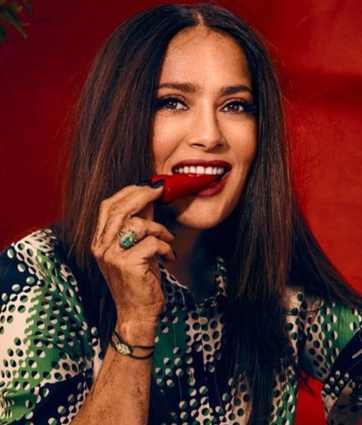 Salma Hayek y cómo llevar un crop top después de los 50 años (Foto: Instagram)