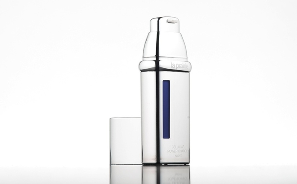 Aplica por la noche el cellular power charge night de La Prairie, y despertarás con un cutis firme, más joven y energizada.