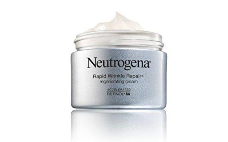La crema hidratante Rapid Wrinkle Repair de Neutrogena minimiza las arrugas profundas e ilumina el rostro.
