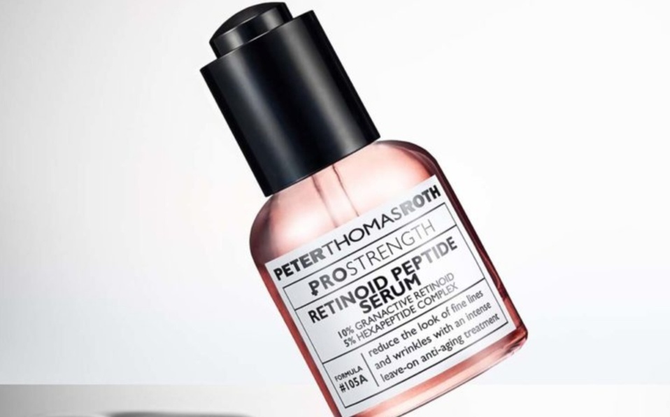 El suero antienvejecimiento de Peter Thomas Roth acelera la producción celular y desvanece los signos de la edad.