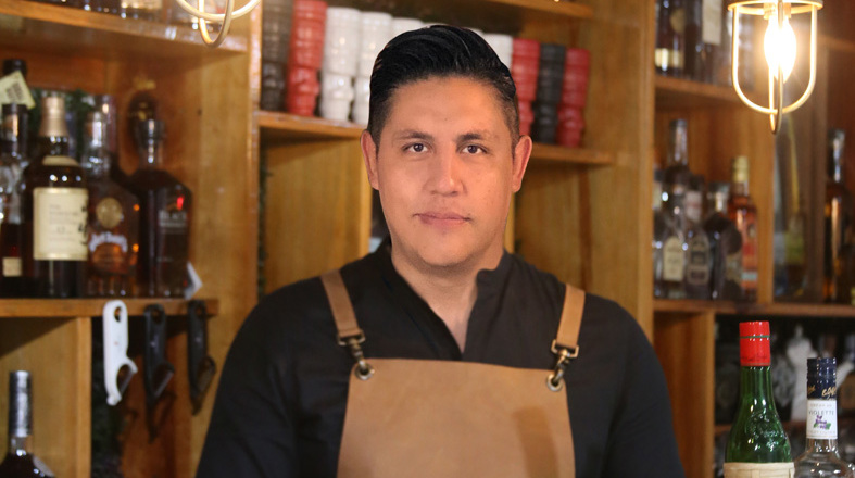 Para Adán Moreno la mixología viene desde su época como estudiante. Foto: Pamela Meza