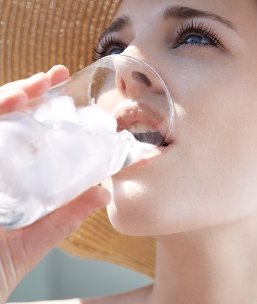 Beber suficiente agua todos los días es bueno para la salud en general (Foto: Getty Images).