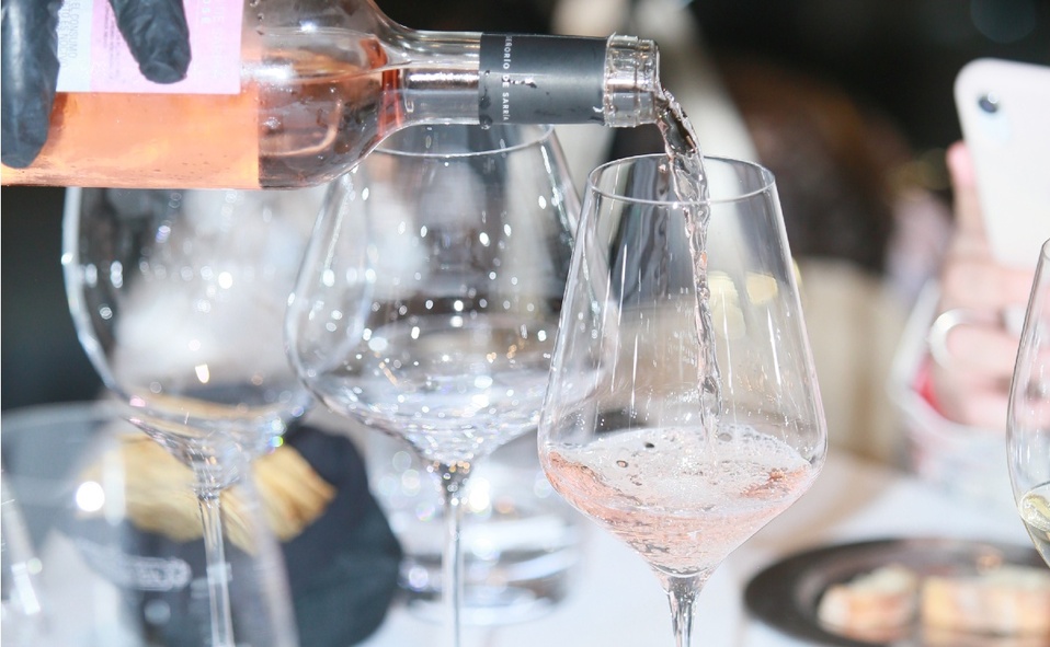En la comida se cata un vino rosado / Foto: Omar Valdez