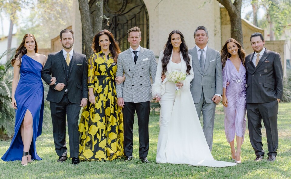 Los ahora esposos junto a la familia Morales Iribarren. FOTO: MERAKI WEDDINGS