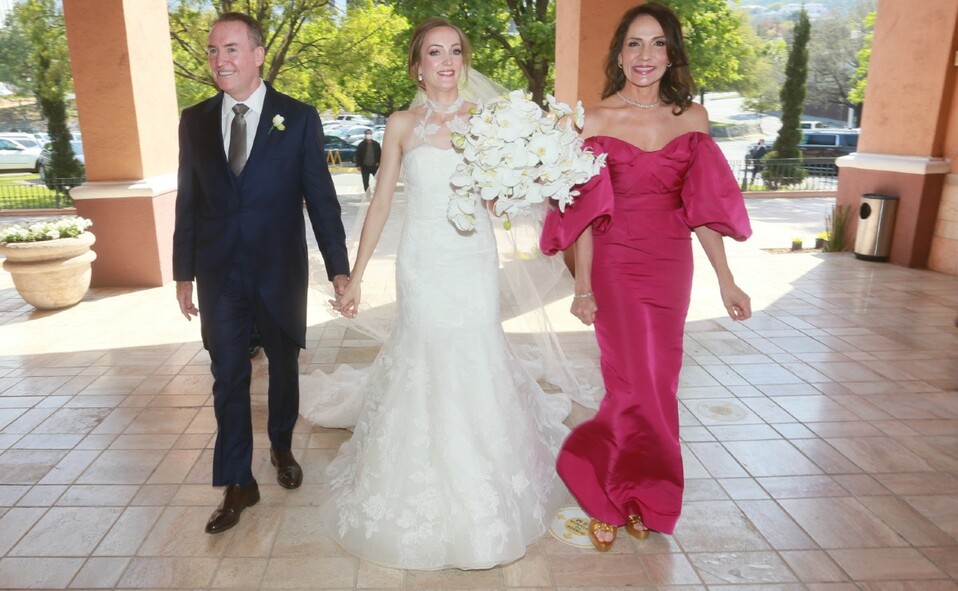 La novia acompañada de sus papás, Ricardo Martín e Isabel Ruenes de Martín. FOTO: OMAR VALDEZ