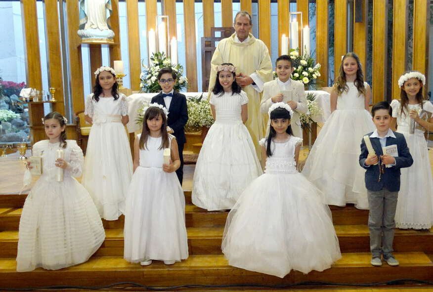Padre Carlos, Mía, Santiago, Analí, Lalo, Hanna, Valeria, Camila, Sara, Romina y Federico