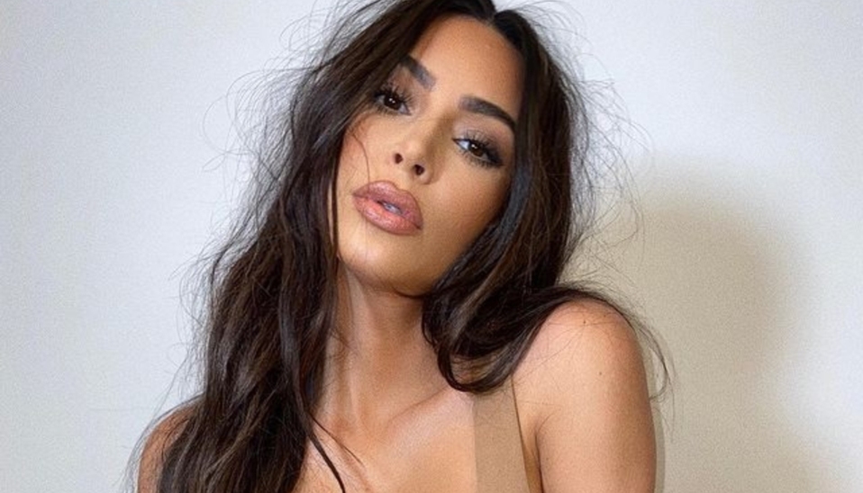 Kim Kardashian y el mini bikini negro para cualquier temporada (Foto: Instagram)