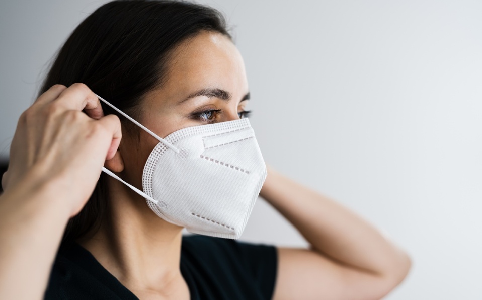 Usar la mascarilla de manera correcta evitará contagiarte del coronavirus. (Foto: Getty Images).