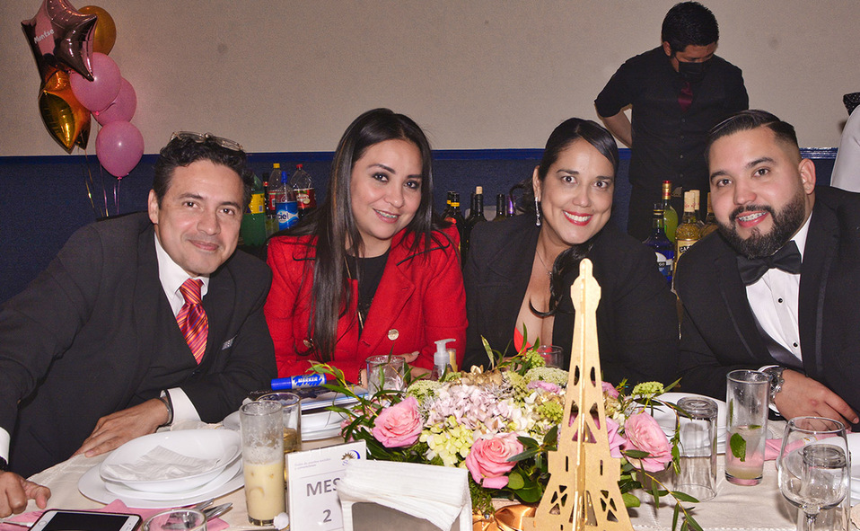 CÉSAR MORENO. CLAUDIA ARRDONDO, CAROLINA GUTIÉRREZ Y KEVIN CORNET